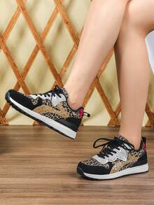 这款女士休闲运动鞋采用豹纹元素，搭配金色亮片，融合了复古欧美风格的滑板鞋设计，TPR鞋底防滑耐磨，适合日常穿着、通勤、旅行和校园活动。 - 紋 - 查看 2