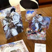 这款2D亚克力立牌，展现了《白夜幻想曲》中的角色拼贴，色彩鲜艳，服饰精美。适合与可爱的毛绒玩具或透明动漫收藏品一起摆放在桌面上作为装饰。是动漫迷的完美礼物。 - 彩色 - 查看 3