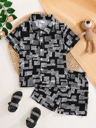 Bộ 2 món đồ mùa hè cho bé trai: áo sơ mi ngắn tay có cổ và quần short, in chữ, dáng regular fit, thích hợp mặc ngoài trời.
