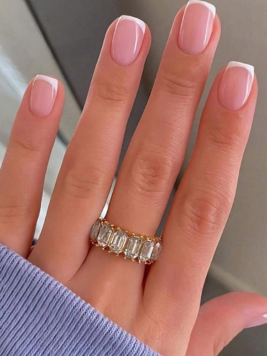 24 pièces Kit d'ongles carrés courts à presser, créez des ongles charmants, style rétro classique minimaliste pour une utilisation quotidienne. Convient aux femmes et aux filles. L'ensemble comprend 1 feuille d'autocollants adhésifs et 1 bande de gel jelly mini. - Blanc - Voir 1