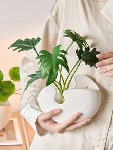 这款不对称造型的艺术树脂花瓶兼花盆非常适合在咖啡桌、书桌或窗台上摆放小型植物或枝条。它能为现代生活空间和办公室增添简约自然的氛围。 - A - 查看 2