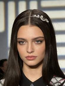 Tiara de cabelo delicada com estrela e lua, cristais e pérolas artificiais, feita em liga metálica. Elegante e refinada, perfeita para uso diário, deslocamentos, passeios, viagens, como presente ou acessório de férias. Ideal para festivais e festas. - Ouro - Ver 3