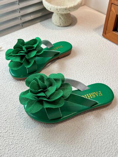 Summer Flat Sandals With Eye-Catching Three-Dimensional Flower Decorations.