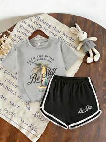 2 pezzi Set top a girocollo a maniche corte e pantaloncini neri per ragazze pre-adolescenti, con stampa alla moda di "lettere di tavola da surf", realizzato in tessuto traspirante e comodo con vestibilità morbida per un uso pratico e versatile - Grigio - Visualizzare 3