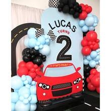 Ensemble de couronne de ballons thème course automobile, 130 ballons en feuille d'aluminium rouge, bleu, noir, à motif damier. Thème course automobile, convient pour fêtes d'anniversaire de 2 ans, gender reveal, baby shower, baptême. - Voir 5