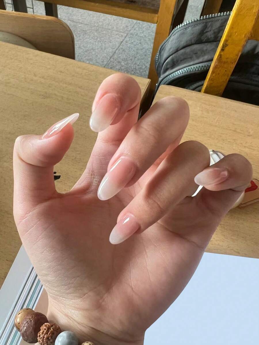 30 miếng dán móng tay hình hạnh nhân/màu hồng ombre tự nhiên trong suốt. Lớp nền là màu hồng nude gần giống màu móng tay tự nhiên, với hiệu ứng ombre nhẹ nhàng và trong suốt từ đầu móng đến gốc, tạo nên vẻ đẹp tự nhiên, sạch sẽ và dịu nhẹ, phù hợp để sử dụng hàng ngày khi đi làm hoặc đi học. - Nhiều màu - Xem 1