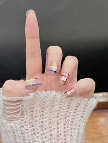 Móng giả vuông ngắn nhiều màu Dopamine, trang trí sao sọc nhiều màu sắc, phù hợp cho sử dụng hàng ngày, thiết kế sọc tương phản Dopamine + sao đính đá, mang đến vẻ ngọt ngào và cá tính, bắt mắt, nền màu nude tôn da, phù hợp với cả phong cách ngọt ngào và cá tính. - Nhiều màu - Xem 4