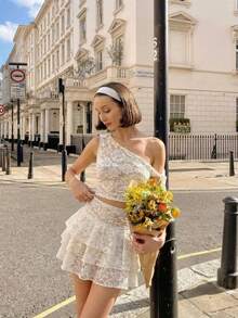 2026新款HoloChill优雅白色蕾丝两件套，采用不对称领口设计，半透明露脐上衣搭配层叠高弹迷你裙，完美适用于休闲夏季、海滩、度假、派对和优雅浪漫的装扮。 - 白色 - 查看 2