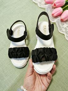 1 đôi sandal hè màu đen cho bé gái, đế dày, quai ngang xếp ly màu đen có khóa dán, kiểu dáng công chúa trẻ trung, đa năng, phù hợp cho tiệc tùng, họp mặt, đám cưới, kỳ nghỉ. - màu đen - Xem 7
