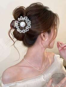 1 pieza Clip de pelo con flores y cuentas para mujeres: elegante, tamaño mediano, perfecto para cabello fino - Clip de pelo único y hermoso para la parte posterior de la cabeza (Pinza de pelo) - Blanco - Ver 3