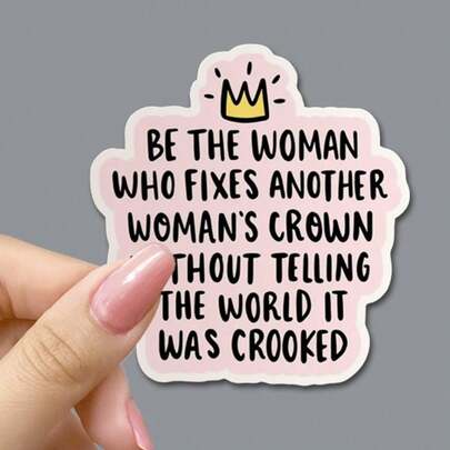 1 Miếng dán vinyl PVC bền, chống thấm nước, có thể tháo rời, kích thước 3 inch, dùng ngoài trời, với câu nói truyền cảm hứng cho phụ nữ: "Hãy là người phụ nữ sửa lại chiếc vương miện của người phụ nữ khác mà không cần nói cho cả thế giới biết nó đã lệch". Hình vương miện màu hồng, biểu tượng nữ quyền, tình chị em, meme truyền động lực, phong cách Gen Z, hoàn hảo cho laptop, điện thoại, bình nước.