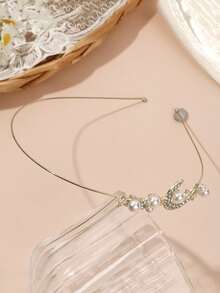 Tiara de cabelo delicada com estrela e lua, cristais e pérolas artificiais, feita em liga metálica. Elegante e refinada, perfeita para uso diário, deslocamentos, passeios, viagens, como presente ou acessório de férias. Ideal para festivais e festas. - Ouro - Ver 4