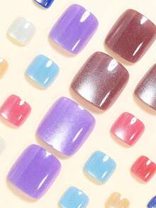 24 Stück kurze quadratische Nagel Aufkleber, romantisch vintage Lavendel, Lila, Braun, See Blau Kristall Katzenaugen Prägung Nail Art Dekor, modisch Himmelblau, Mondweiß, cremiges Gelb, Rosé Rot Mehrfarbig Nagel Wraps, Komplett-Set mit 1 Aufkleber Bogen und 1 Mini Klebestreifen, zufällige Lieferung - Verschiedenfarbig - Übersicht 4