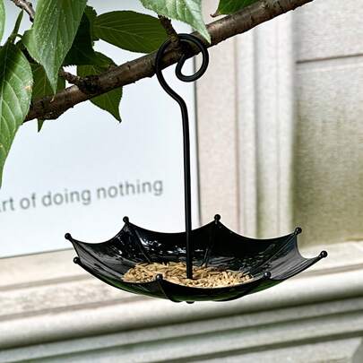 1 chiếc máng ăn chim hình ô, bát đựng thức ăn cho chim treo ngoài trời, bình tưới nước chống thời tiết cho ban công và sân vườn.