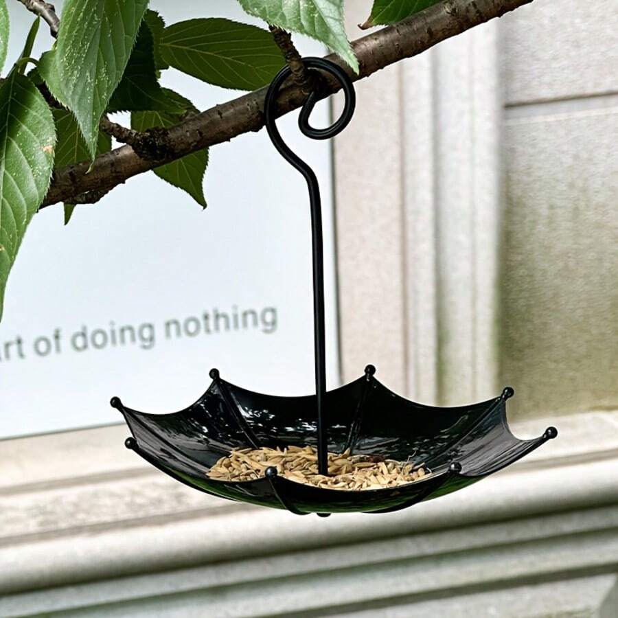 1 chiếc máng ăn chim hình ô, bát đựng thức ăn cho chim treo ngoài trời, bình tưới nước chống thời tiết cho ban công và sân vườn.