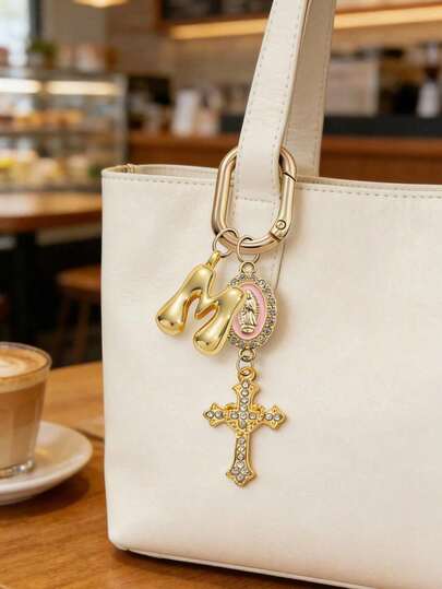 Encantos de bolso con letras religiosas de la A a la Z, colgante de bolso con cruz de cristal chapada en oro y Virgen María, llavero cristiano personalizado con letra, adecuado para bolsas de playa y mochilas, ideal para decoración y identificación de fe, adecuado para creyentes devotos, entusiastas de la moda y regaladores, perfecto para Pascua, Día de la Madre, y regalos, se puede usar como encantos de bolso, llaveros y regalos espirituales