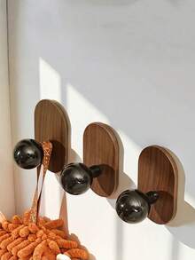 1 pieza Gancho de pared, diseño adhesivo sin necesidad de perforar, alta capacidad de carga, fácil instalación sin dañar las paredes. Textura de madera de nogal natural, adecuado para varios estilos de decoración del hogar, puede colgar ropa, sombreros, bolsos, llaves, aplicable en la entrada, dormitorio, baño y talla grande, práctico y elegante. - Ver 4