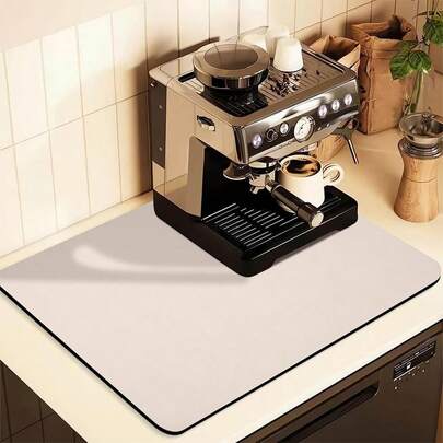 1 tấm lót thấm hút màu xám nhạt hiện đại, chắc chắn, dùng cho quầy pha cà phê, quầy bếp và văn phòng tại nhà - Khả năng thấm hút nước siêu tốt giúp hứng trọn cà phê đổ và hơi nước ngưng tụ, chịu nhiệt để bảo vệ mặt bàn khỏi dụng cụ pha cà phê nóng, mặt đế chống trượt giúp đặt ổn định, dễ dàng vệ sinh và tái sử dụng, cấu trúc bền chắc cho sử dụng hàng ngày, tuyệt vời cho những người yêu thích cà phê và người nội trợ.