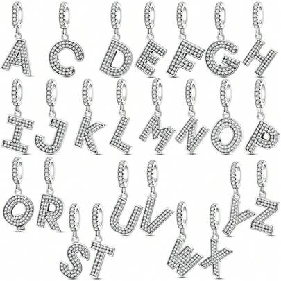 这款镀银吊坠镶嵌着璀璨夺目的26个字母：ACDEFGHIJKLMNOPQRSTUVWXYZ，采用全密镶工艺，闪耀夺目；是DIY手链、项链和其他饰品的理想之选。这款精致的礼物是馈赠亲朋好友的完美之选，尤其适合喜爱甜美风格饰品的女性。