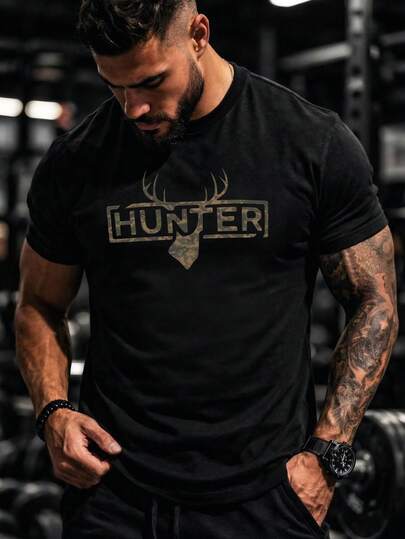 Áo thun nam cổ tròn in hình gạc hươu và chữ HUNTER Camo, phong cách ngoài trời Mỹ.