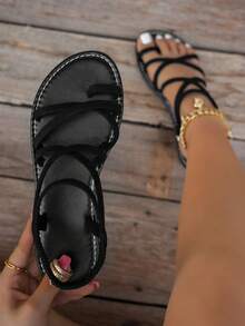 Un par de sandalias planas de mujer de moda, diseño elegante de unicolor con cruce, encantador, adecuado para varias ocasiones, vacaciones y playa - Negro - Ver 1