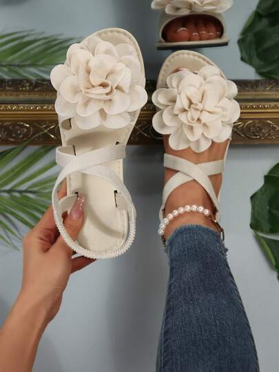 Novidade: Sandálias rasteiras femininas plus size, confortáveis, minimalistas, com bico redondo e tiras cruzadas vazadas. Chinelos de praia casuais e estilosos para o verão.