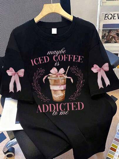 Áo thun ngắn tay cổ tròn in hình cà phê đá và nơ, cỡ lớn, dành cho nữ, phong cách thường ngày, mùa hè, thời trang. Màu đen.