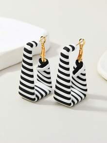 1 Đôi khuyên tai vòng vuông bằng da dệt họa tiết sọc ngựa vằn retro thời trang, phù hợp cho nữ giới đeo hàng ngày và đi nghỉ mát. - Đen và Trắng - Xem 2