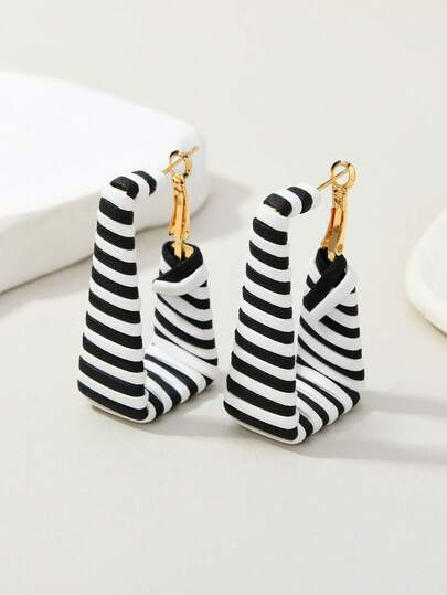 1 Đôi khuyên tai vòng vuông bằng da dệt họa tiết sọc ngựa vằn retro thời trang, phù hợp cho nữ giới đeo hàng ngày và đi nghỉ mát.