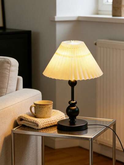 Đèn bàn tối giản màu đen, chạy bằng nguồn USB, kiểu dáng hiện đại, cổ điển, sáng tạo, cao cấp, thích hợp để cạnh giường ngủ hoặc trên bàn trong phòng ngủ.