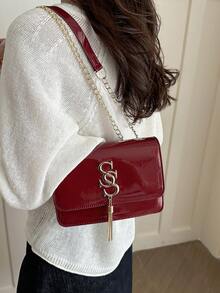 Túi vuông nhỏ nắp gập màu trơn bóng thời trang, túi đeo vai chéo bằng da PU có dây xích, ví mini hình chữ S có logo kim loại và tua rua thời trang dành cho nữ, thích hợp để đi mua sắm. - Màu Đỏ Sâu - Xem 3