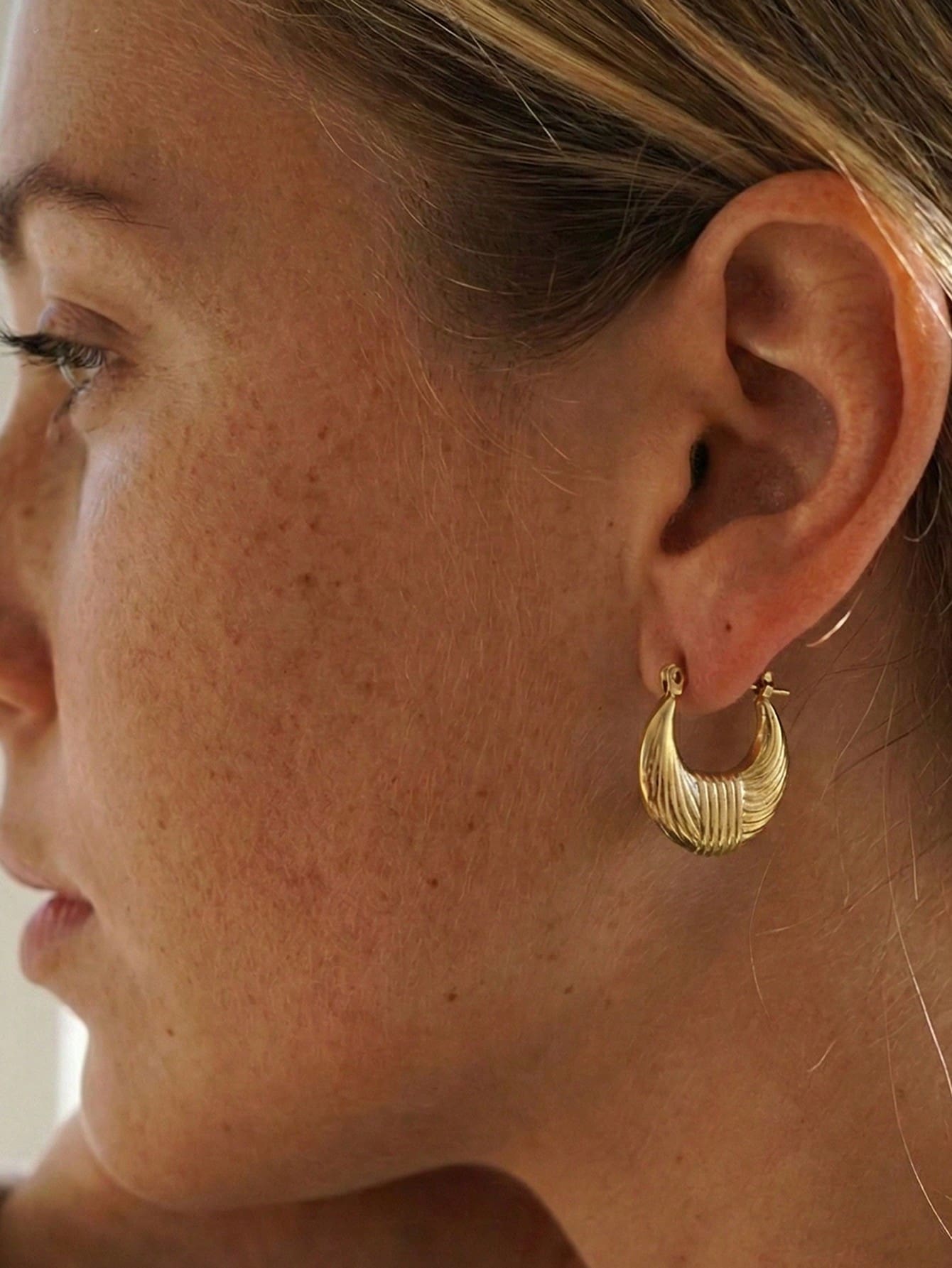 5 pares de juego de aretes para mujeres, aretes de botón gruesos de acero inoxidable, aretes de moda vintage casuales adecuados para niñas, diseño de aretes para mujeres, corazón, redondo, cuadrado, asimétrico, geométrico, texturado, rayado, perfectos para uso diario y regalos de fiesta, joyería personalizada dorada