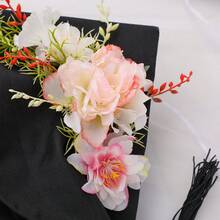 Decorazione per tocco da laurea fatta a mano con fiori di peonia rosa e bianchi, impreziosita da bacche rosse e fogliame verde, decorazione per tocco da laurea, regalo di laurea personalizzato per feste di laurea universitarie e delle scuole superiori, spiaggia, matrimonio - Multicolore - Visualizzare 6