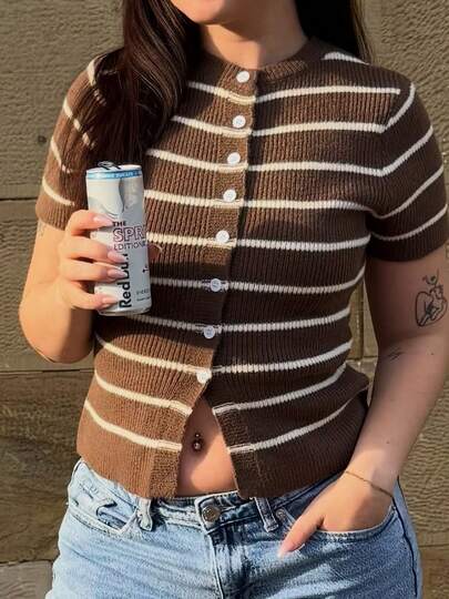 Áo khoác cardigan dệt kim tay ngắn cổ tròn kẻ sọc vintage hàng mới về mùa Xuân/Hè 2026 dành cho nữ của VIBEWAVE