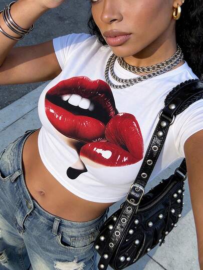 Camiseta corta ajustada blanca con estampado de labios rojos y gota de agua para mujer, estilo callejero