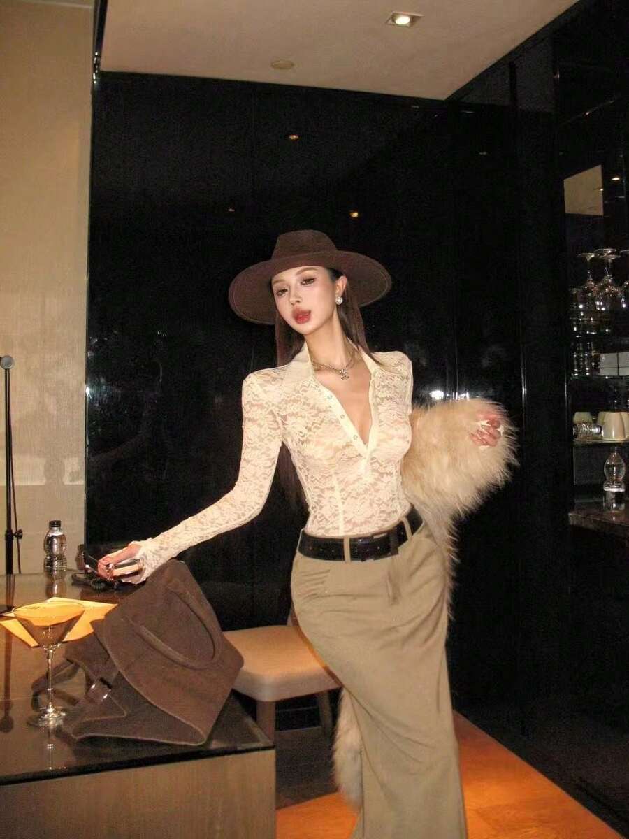 女士性感镂空杏色蕾丝V领修身T恤 - 杏色 - 查看 1