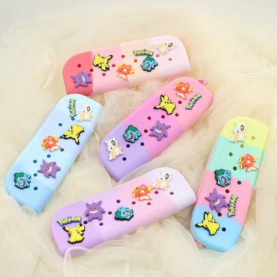  1 hộp đựng bút đa năng bằng silicon hình Pokemon dễ thương, kích thước 20*7.5*3cm, hộp đựng đồ dùng học tập, túi đựng tẩy, túi đựng bút, túi đựng bút chì, túi đựng bút dạ, quà tặng sinh nhật/Ngày Nhà giáo/Ngày Thiếu nhi/Ngày của Mẹ, thích hợp cho trường học, quà tặng học sinh số lượng lớn, quà tặng giáo viên số lượng lớn, trang trí bàn làm việc, phụ kiện bàn làm việc văn phòng.