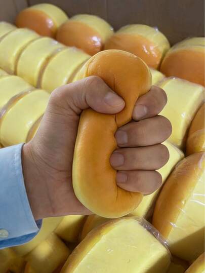 11厘米慢回弹减压面包，模拟揉面音乐，柔软硅胶材质，缓解压力和焦虑，办公减压工具，桌面装饰，宿舍减压玩具，成人减压工具，节日礼品，家居装饰，送给女性的礼物，送给男性的礼物，送给母亲的礼物，送给父亲的礼物