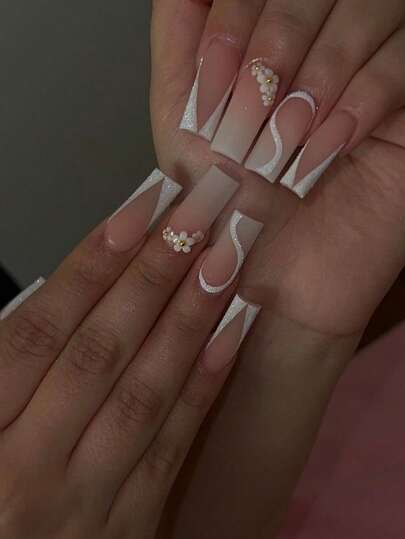 24片超长梯形（T字形）美甲贴片，柔和粉彩渐变法式美甲，饰以雕刻花卉图案。超长梯形甲片，搭配半透明裸粉色、哑光闪粉线条和3D立体花卉元素，打造精致、优雅、纯净的美感。适合通勤、约会和正式场合，完美展现细腻优雅的气质。