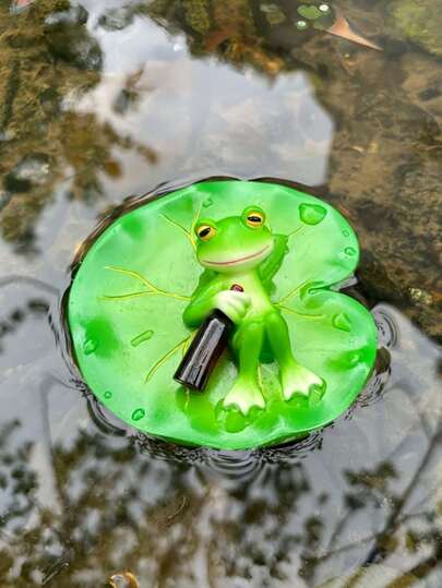 Tượng ếch bằng nhựa sống động như thật này trông như đang nổi trên lá sen, tạo nên một vật trang trí hoàn hảo cho ao, hồ bơi, đài phun nước, sân hiên và bãi cỏ. Nó cũng là một món quà sinh nhật đáng yêu hoặc một vật trang trí tuyệt vời cho bể cá trong nhà, làm tăng thêm vẻ đẹp cho khu vườn của bạn. Tượng ếch đáng yêu này cũng là một món quà tuyệt vời dành cho những người yêu thích ếch.