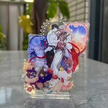 这款2D亚克力立牌，展现了《白夜幻想曲》中的角色拼贴，色彩鲜艳，服饰精美。适合与可爱的毛绒玩具或透明动漫收藏品一起摆放在桌面上作为装饰。是动漫迷的完美礼物。 - 彩色 - 查看 5