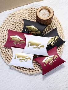 10 piezas Cajas de favor de graduación con forma de almohada con diseño de gorra con lámina de oro y diploma, cajas de papel para dulces, regalos pequeños, suministros para fiesta de graduación, decoraciones para celebración de graduación, empaque de favor de fiesta de clase, fácil de ensamblar - 9,2 x 6 x 2,5 cm - Ver 2
