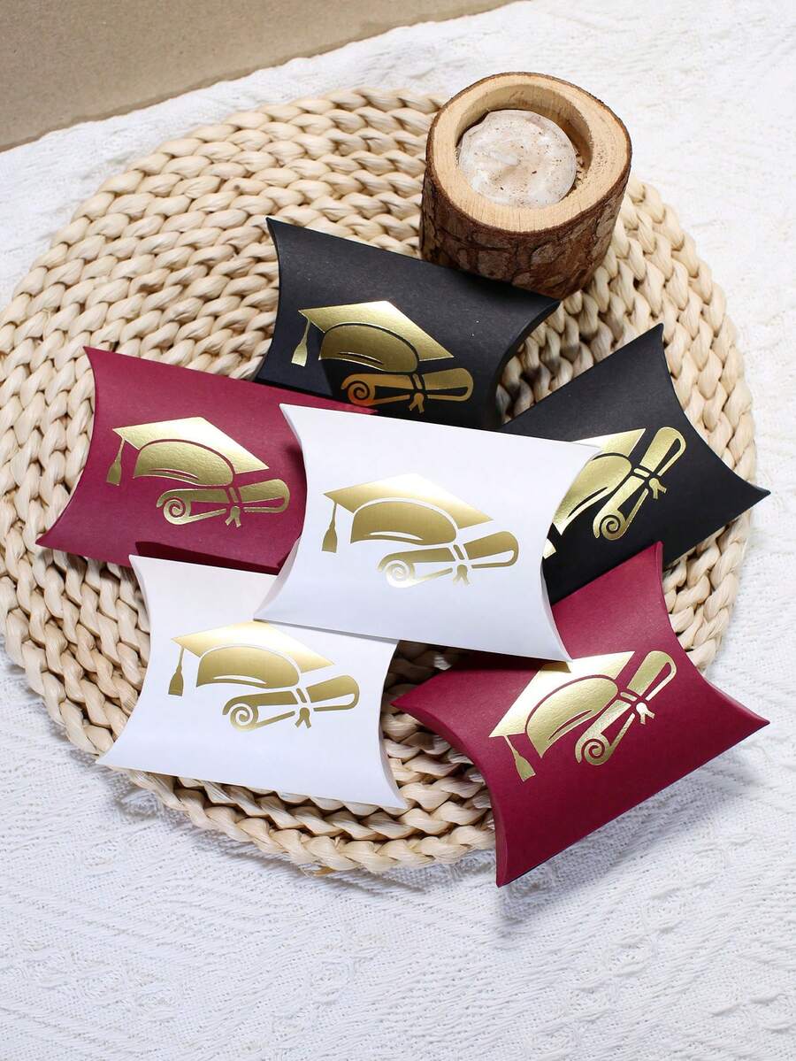 10 piezas Cajas de favor de graduación con forma de almohada con diseño de gorra con lámina de oro y diploma, cajas de papel para dulces, regalos pequeños, suministros para fiesta de graduación, decoraciones para celebración de graduación, empaque de favor de fiesta de clase, fácil de ensamblar