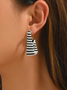 1 Đôi khuyên tai vòng vuông bằng da dệt họa tiết sọc ngựa vằn retro thời trang, phù hợp cho nữ giới đeo hàng ngày và đi nghỉ mát. - Đen và Trắng - Xem 3