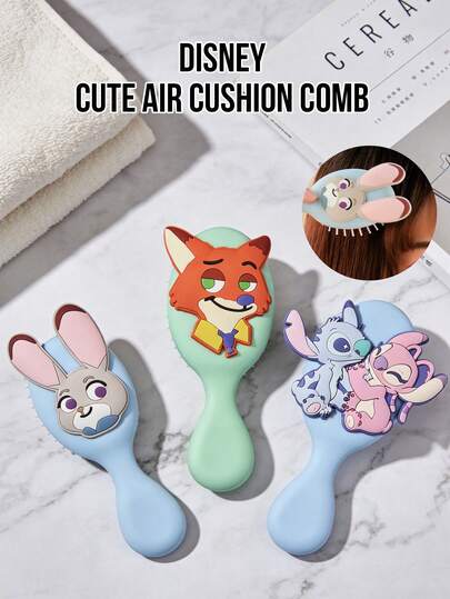 Lược chải tóc đệm khí dễ thương của Disney, với hình ảnh các nhân vật hoạt hình kinh điển, cấu trúc nhẹ, lông lược mềm mại như đệm khí, gỡ rối nhẹ nhàng, tay cầm chống trượt thoải mái, lược chải tóc tiện dụng khi đi du lịch, sử dụng hàng ngày, khi hẹn hò, đi chơi và trong phòng tắm, món quà lý tưởng cho người hâm mộ Disney.