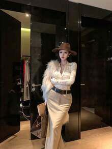 女士性感镂空杏色蕾丝V领修身T恤 - 杏色 - 查看 2