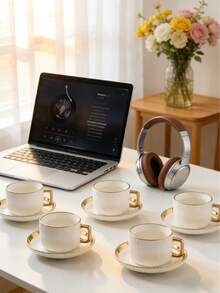 Conjunto de 6 xícaras e pires TAO, estilo minimalista francês, com borda dourada e listras verticais brancas. Inclui xícara de café e pires para chá. Pode ser lavado na lava-louças. Ideal para hotéis, restaurantes, cozinhas domésticas, decoração de mesa, chá da tarde, café, chá de ervas, presentes personalizados, lembrancinhas, utensílios de cozinha, festas, aniversários, casamentos e jantares. Perfeito como presente para o Dia dos Namorados, Dia das Mães e Dia dos Pais. - Multicolorido - Ver 2