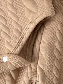 男婴卡其色编织纹理背心，配白色领子、同色系纯色领带、长袖连体衣和高腰裤，展现精致的英伦学院风，细节考究。 - 卡其色 - 查看 6