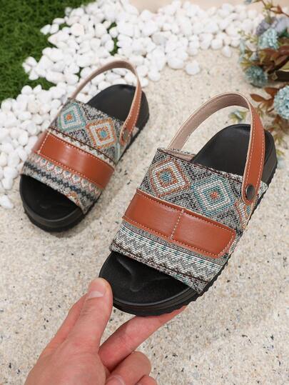 Un par de sandalias planas convertibles con patrón tejido vintage, cómodas y sencillas, personalizadas para niñas. Esenciales para salidas de verano y vacaciones en la playa de los niños.