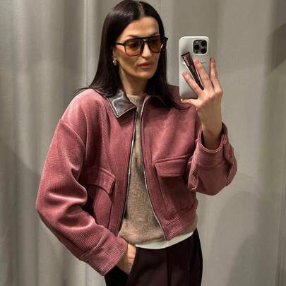 Áo khoác ngắn dáng rộng màu đỏ gạch kiểu Mỹ cổ điển, chất liệu nhung kẻ, cổ áo giả da, có túi khóa kéo.